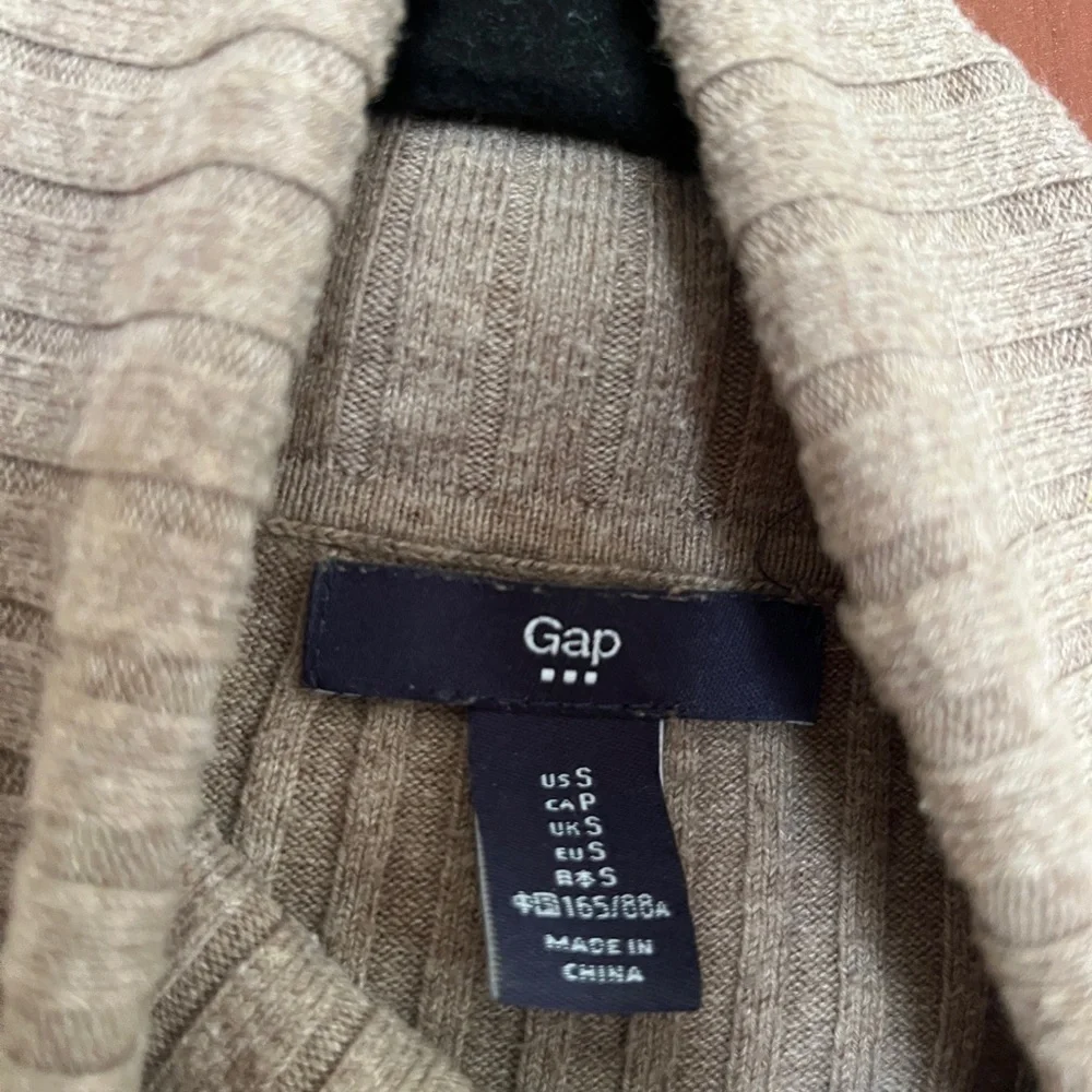 GAP Ribbed Turtleneck Sweater in Light Taupe